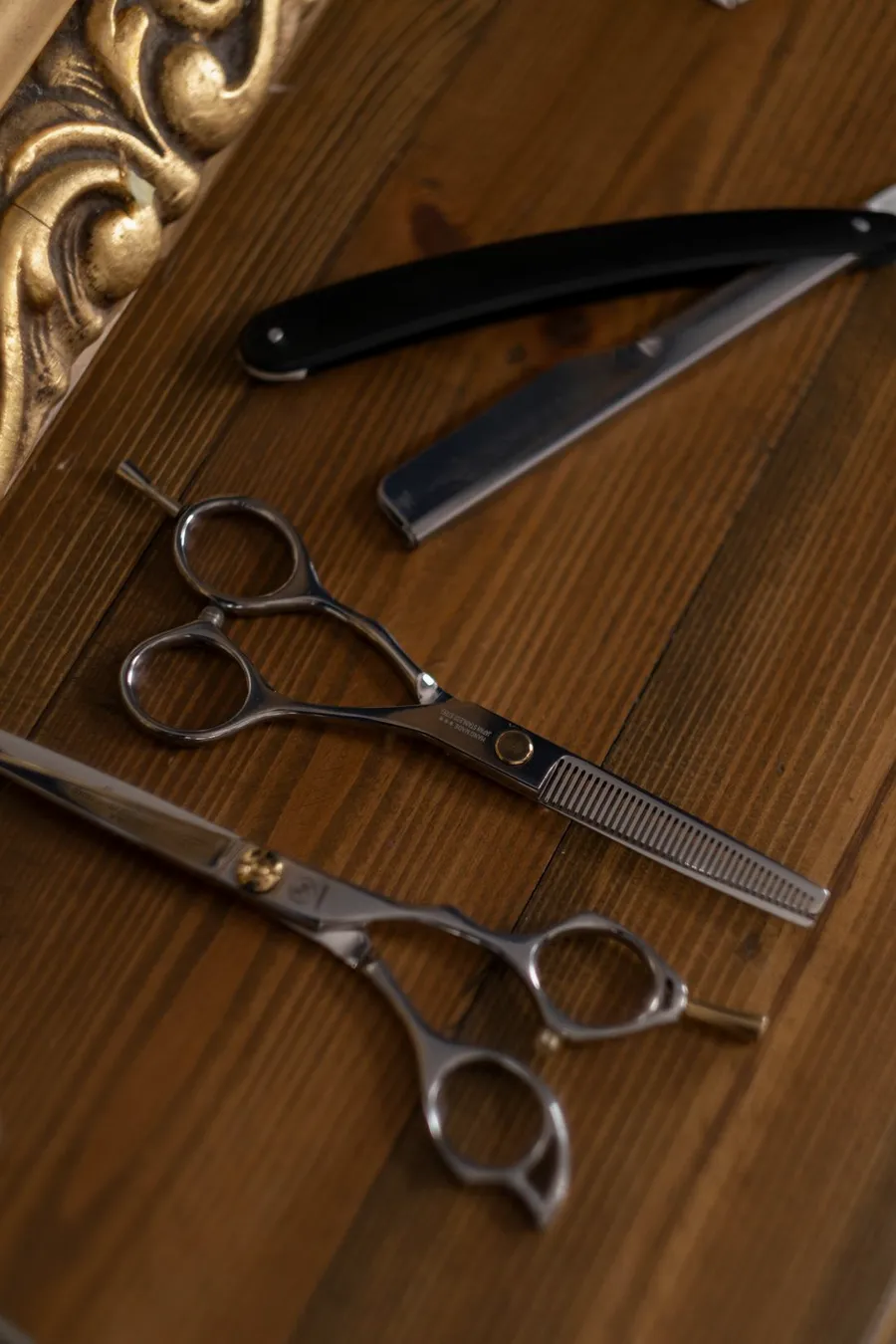 Ciseaux et rasoir de barbier chez Royal Barber Agdal Rabat
